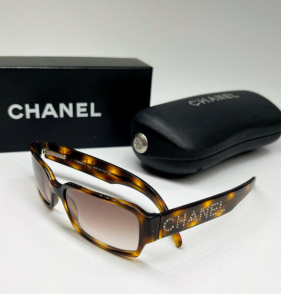 Солнцезащитные очки Chanel со стразами