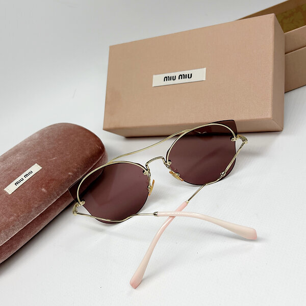 Солнцезащитные очки Miu Miu